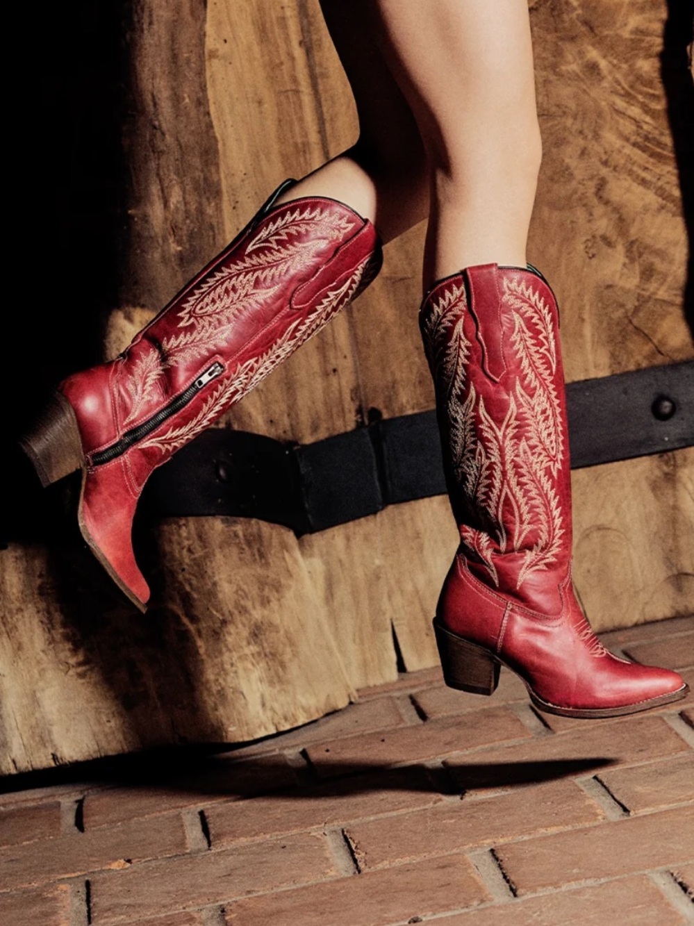CORRAL WOMEN'S EMBROIDERY RED TALL TOP SNIP TOE COWBOY BOOT - size 9